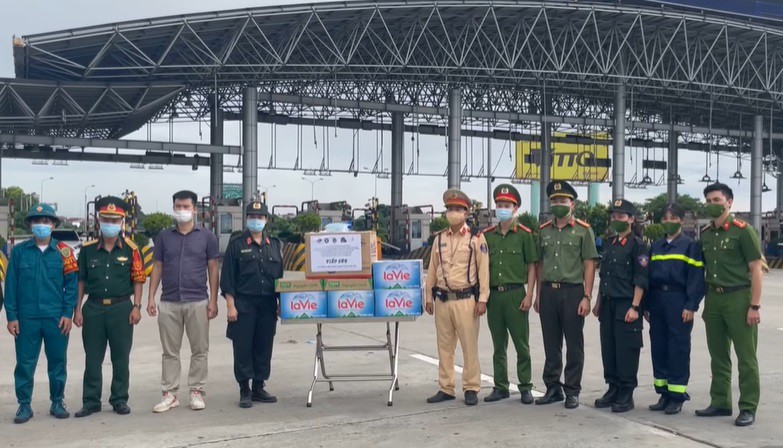 Tuổi trẻ Công an Thủ đô luôn đồng hành tiếp sức cùng lực lượng trên tuyến đầu chống dịch