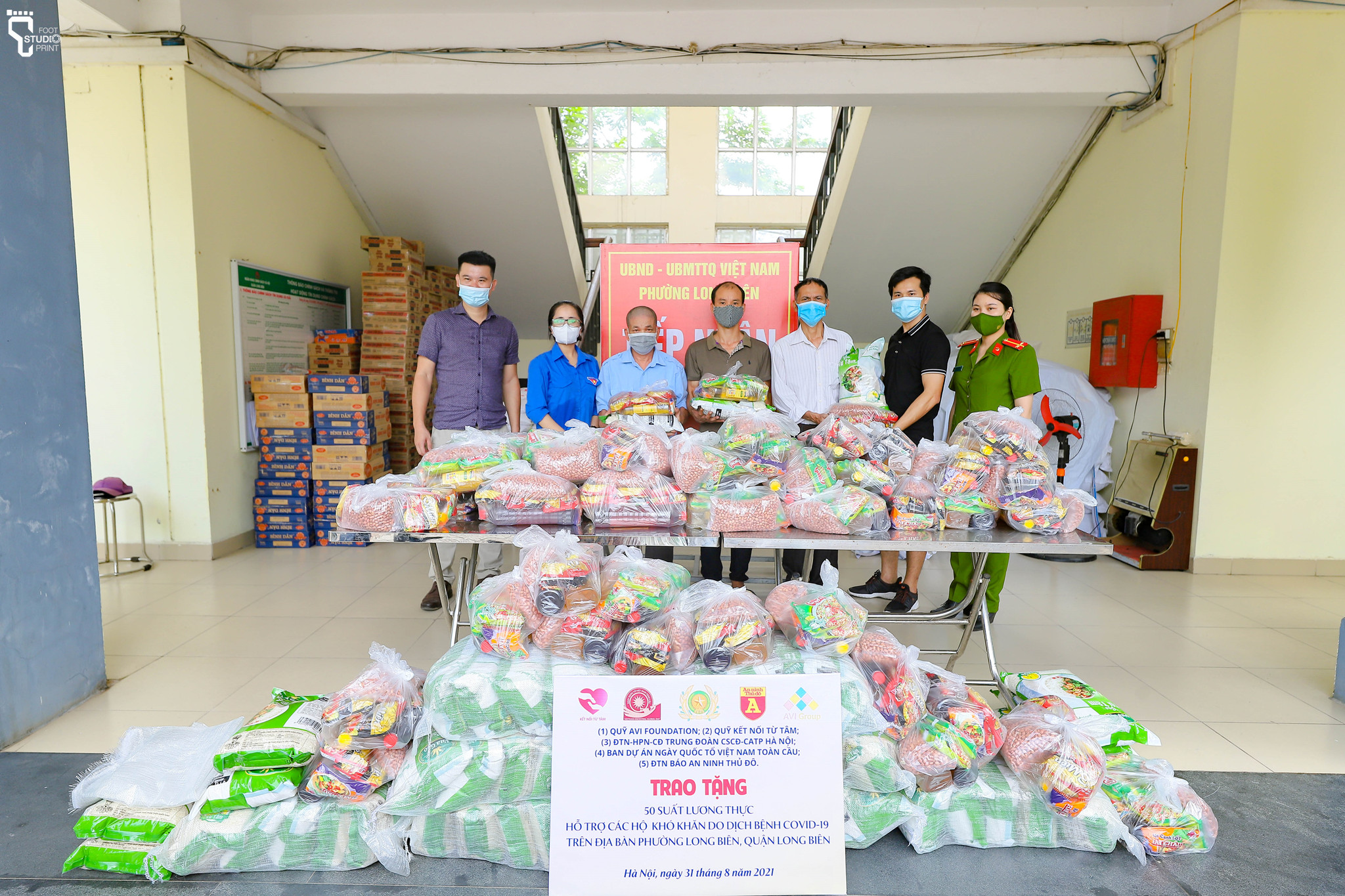 Trao tặng “50 suất quà đến người dân đặc biệt khó khăn” Trên địa bàn quận Long Biên, TP.Hà Nội